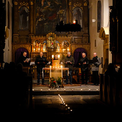 Der Hymnos „Akáthistos' gilt als die älteste und schönste Mariendichtung und wird seit über 1200 Jahren in der Ostkirche gebetet und gesungen.