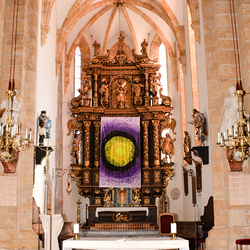 Die Farbe Violett soll das Leben darstellen, Schwarz den Tod und Gelb die Auferstehung – Entwurf Eva Bosic, gestaltet 2007 der 4. Klasse Hauptschule Murau