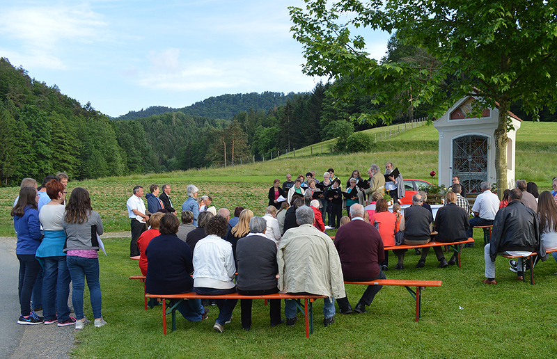 © Maiandacht | Archiv/Sonntagsblatt Im Mai werden in zahlreichen Pfarren Andachten bei Kapellen, Bildstöcken und Wegkreuzen gefeiert.